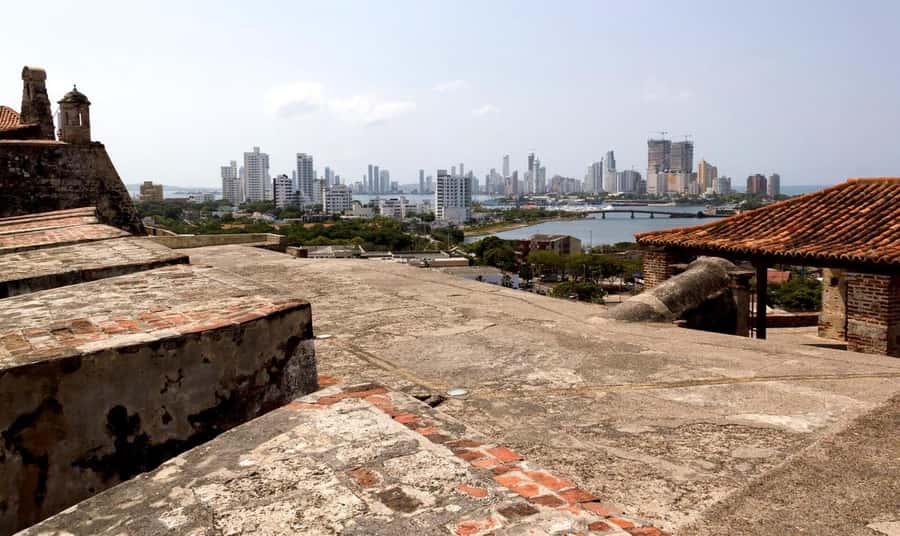 San Felipe Castle and Getsemani Walking Tour with tickets - How the guide changes the experience