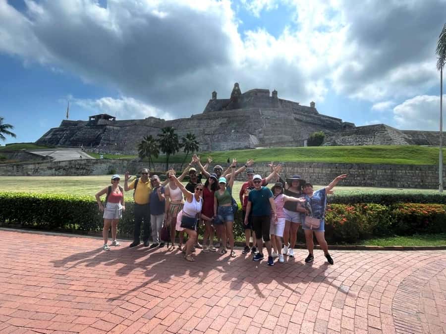 San Felipe Castle and Getsemani Walking Tour with tickets - Reading Getsemaní through its walls and streets