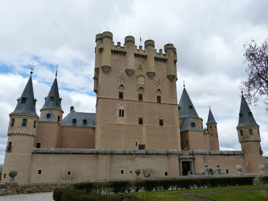Segovia: Guided Walking Tour with Alcázar Entry - What the Spanish-only format means for you