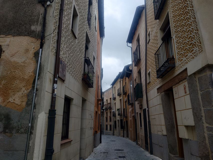 Segovia: Guided Walking Tour with Cathedral & Alcázar Entry - Language, group pace, and practical comfort