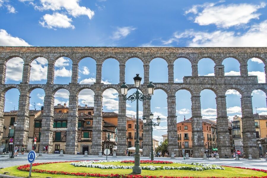 Segovia - Old Town tour including Castle visit - The Roman aqueduct gives the tour its wow moment