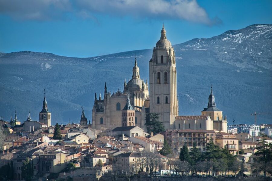 Segovia: Private City Walking Tour with Alcázar of Segovia - Casa de los Picos and the route into the old city