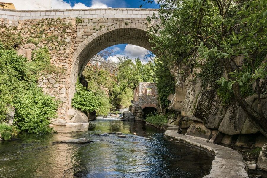 Segovia Private Guided Visit & Alcazar with High Speed Train - Walking Segovia’s old town and Plaza Mayor