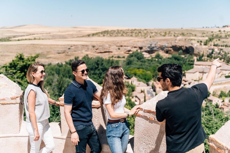 Segovia Private Guided Visit & Alcazar with High Speed Train - Using the 90 minutes of free time well