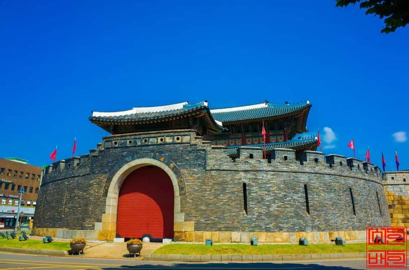 Seoul: Hwaseong Fortress, Folk Village and Starfield Library - Starfield Library brings a bold modern pause