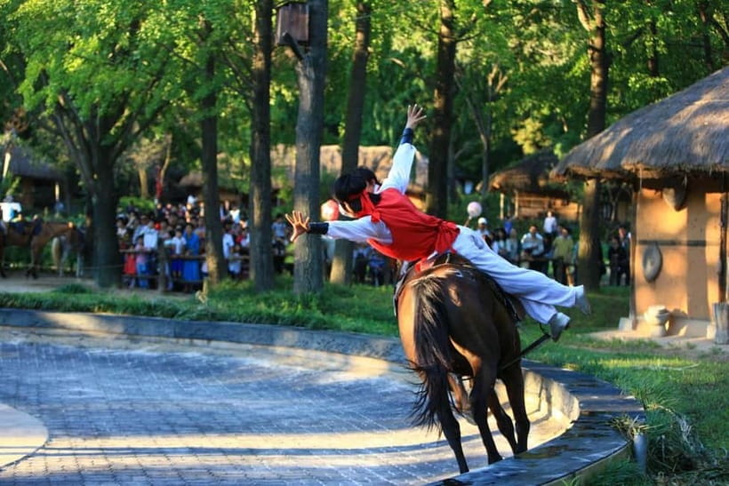 Seoul: Suwon Hwaseong Fortress & Korean Folk Village Tour - Guides make the historical stops easier