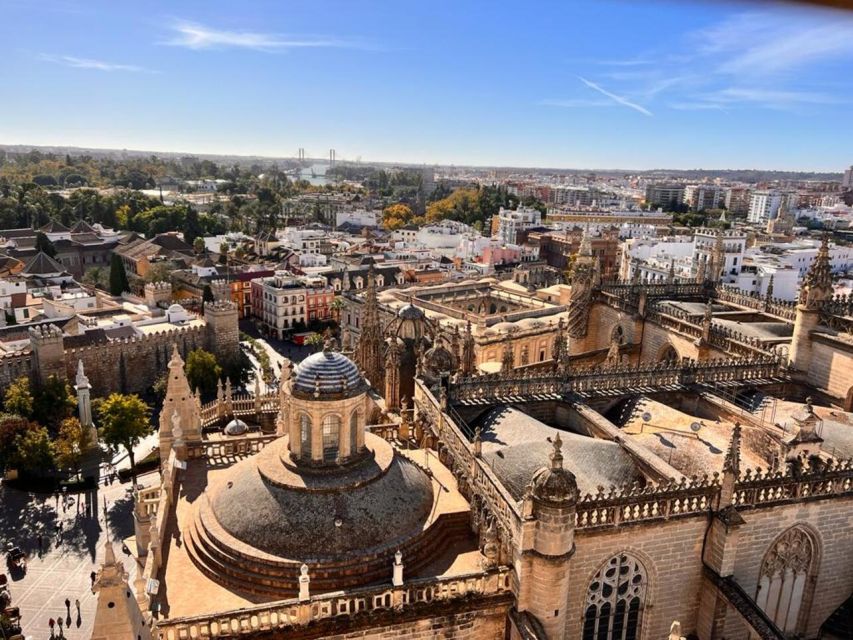 Sevilla: Alcazar and Cathedral Private Tour - Seville Cathedral and the story of Columbus