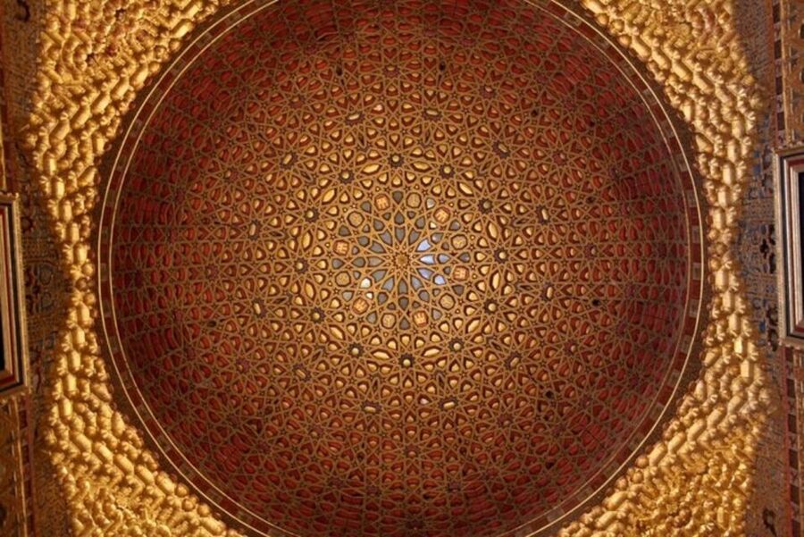 Sevilla: Alcazar and Cathedral Private Tour - The Alcázar and Seville’s blended design