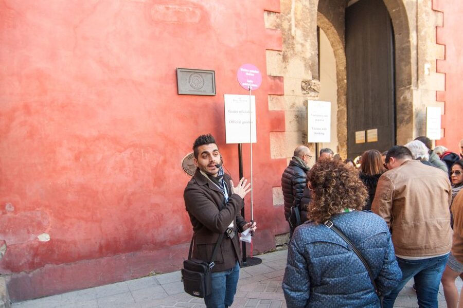 Seville: Alcázar and Cathedral Entry Ticket and Guided Tour - The Alcázar: courtyards, royal rooms, and layered power
