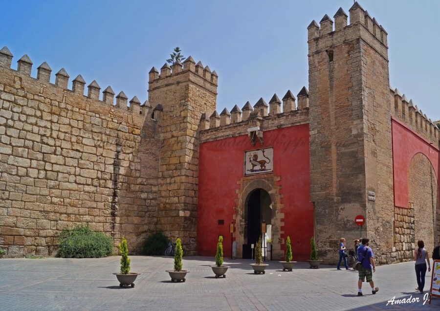 Seville: Alcazar, Cathedral, and Giralda Skip-the-Line Tour - Key points at a glance