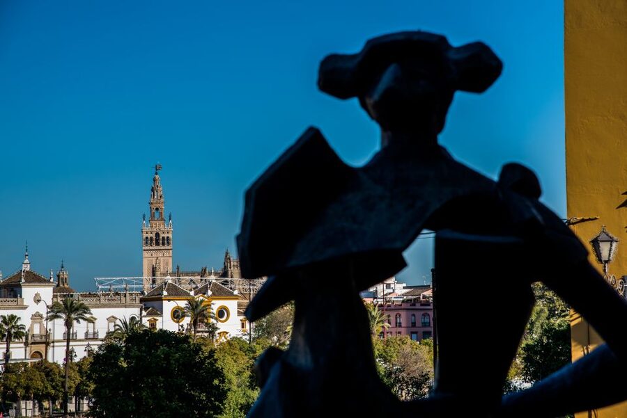 Seville: Alcazar, Cathedral, and Giralda Skip-the-Line Tour - Climbing the 104-meter Giralda