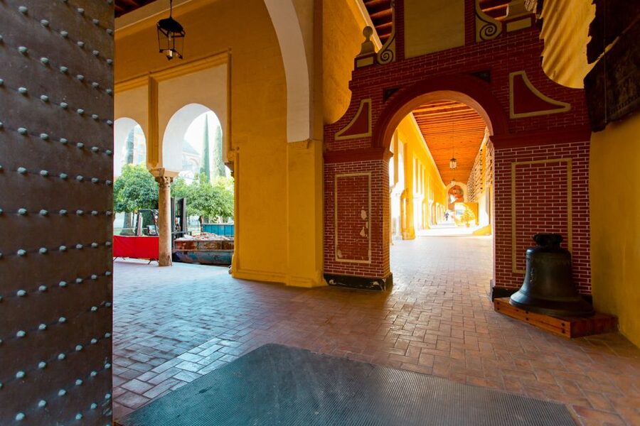 Seville: Alcázar, Cathedral & Giralda Fast Track Guided Tour - Walking through Santa Cruz to the Cathedral