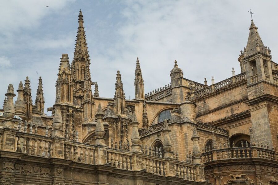 Seville: Alcázar, Cathedral & Giralda Fast Track Guided Tour - What the guides add to the experience