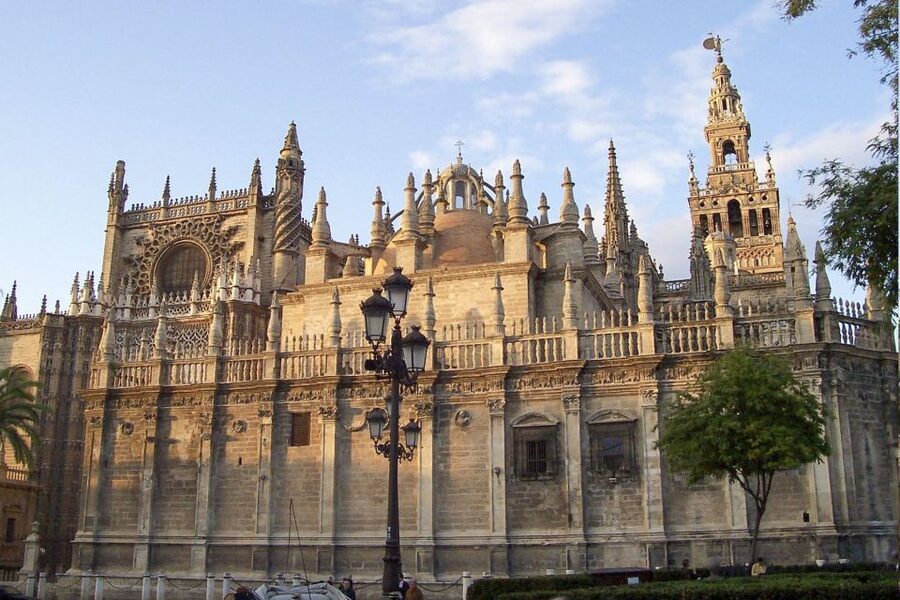 Seville: Cathedral, Giralda & Alcazar Entry With Guided Tour - The Alcazar and Patio de Doncellas