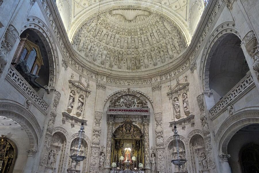 Seville: Cathedral, Giralda, and Alcazar Guided Tour - Climbing the 104-meter Giralda
