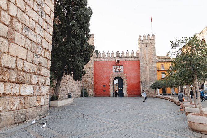 Seville Exclusive Beat the Crowds Guided Alcazar Before Opening - The value of seeing the rooms without the crowd