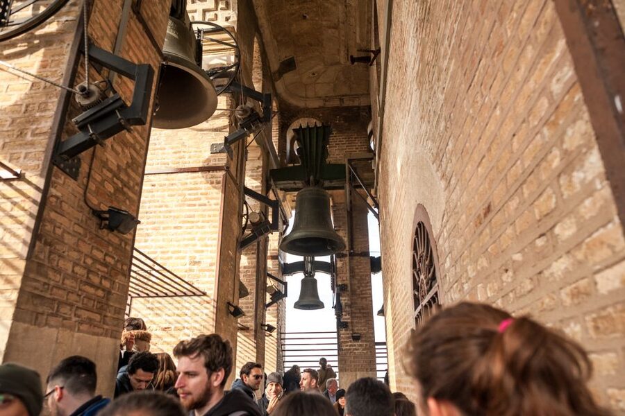 Seville Guided Tour: Cathedral, Giralda & Optional Alcázar - Clothing, identity checks, and arrival advice