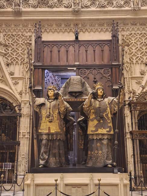 Seville: Guided tour of the Alcazar, Cathedral, and Giralda - Seville Cathedral and the tomb of Columbus