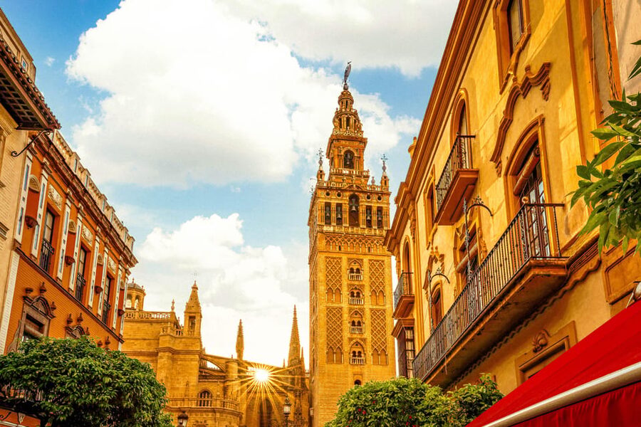 Seville: Priority Access Cathedral, Giralda & Alcázar Tour - Seville Cathedral: scale, faith, and Columbus’s tomb