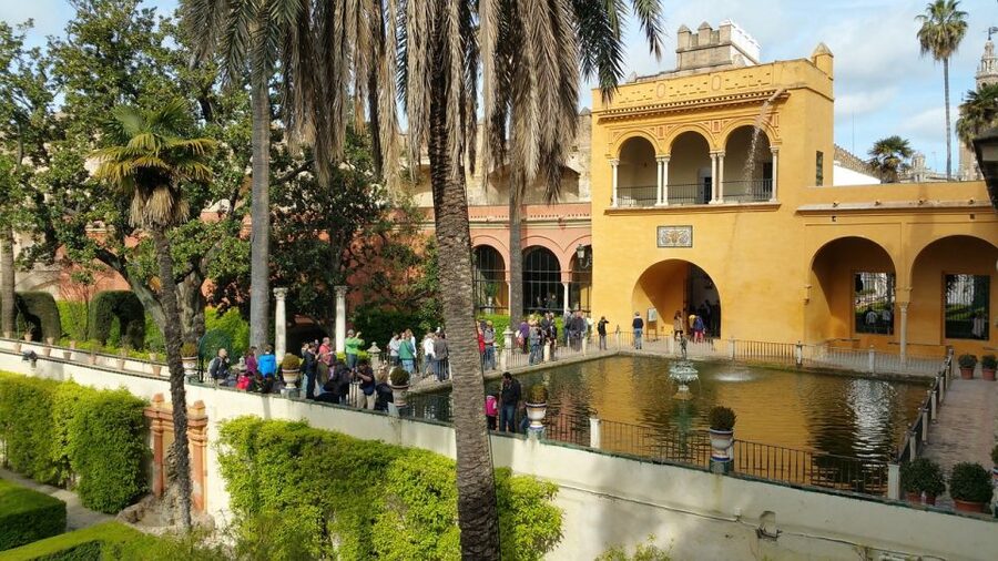 Seville: Real Alcazar of Seville Guided Tour and Ticket - Entering a palace that still serves the crown