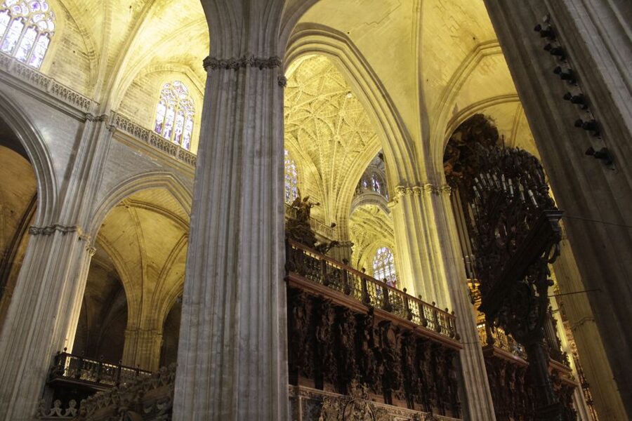 Seville: Royal Alcazar, Cathedral and Giralda Tower Tour - Seville Cathedral in one focused hour