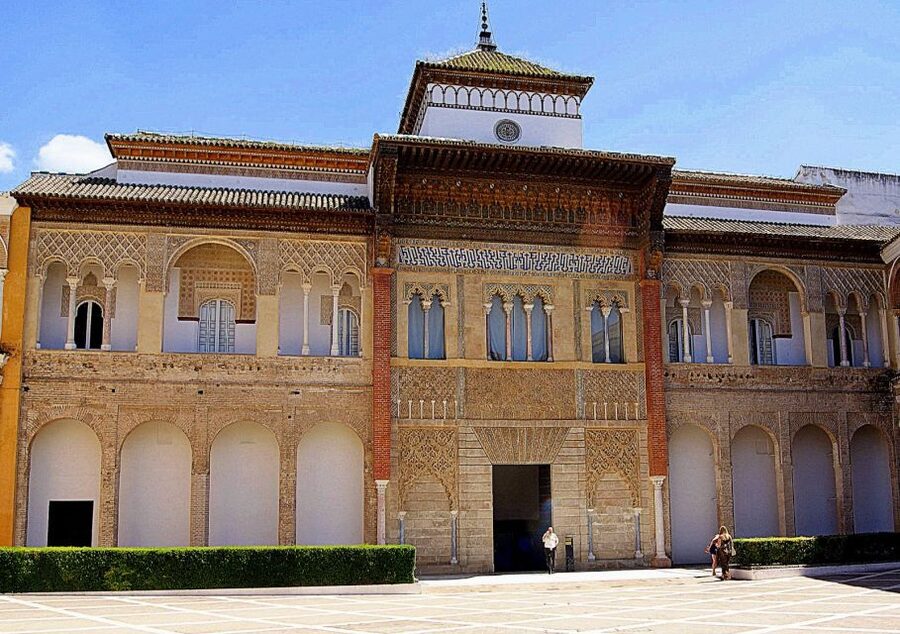 Seville: Small-Group Alcázar Guided Tour & Entry Ticket - What the guides add to the visit