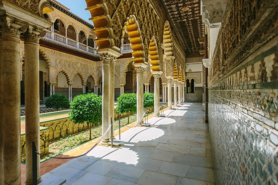 Seville: Tour Alcázar, Cathedral & Giralda Priority Access - Climbing the Giralda for Seville views