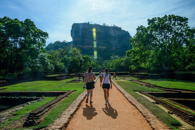 Sigiriya Rock and Dambulla Cave All Inclusive Private Day Trip - Lunch between the rock and the caves