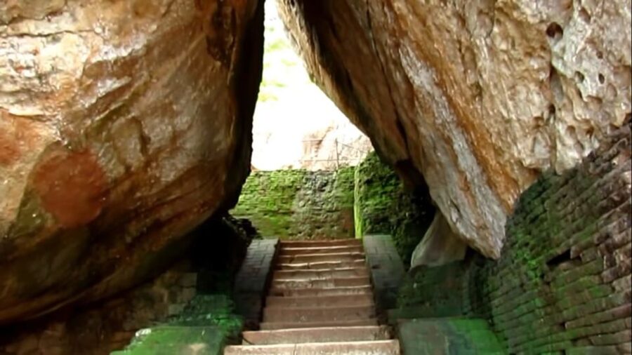 Sigiriya: Rock Fortress Private Guided Walking Tour - Seeing the fresco pocket