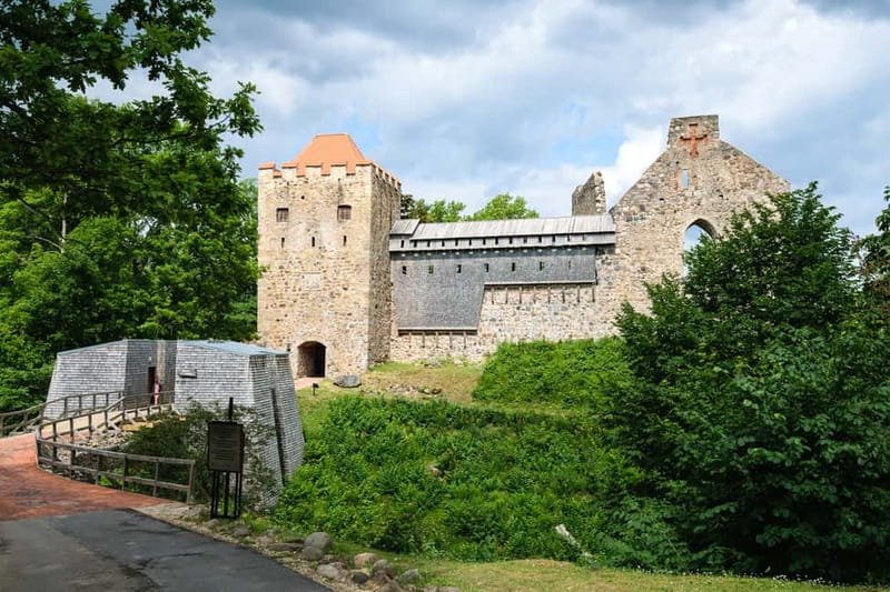 Sigulda Day Tour - Castle Ruins, Gūtmaņala Grotto, & More - Sigulda Castle ruins and the New Castle