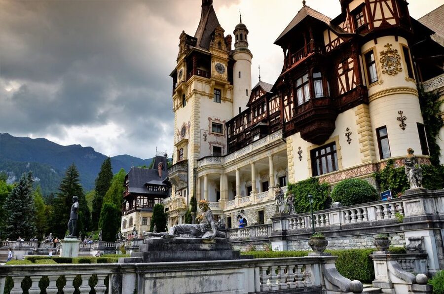 Sinaia: Peleș Castle Tour with An Expert Guide - Meeting your guide at the castle fountain
