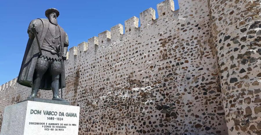 Sines: Tour of the historic center, museum & castle of Sines - Walking through the old center