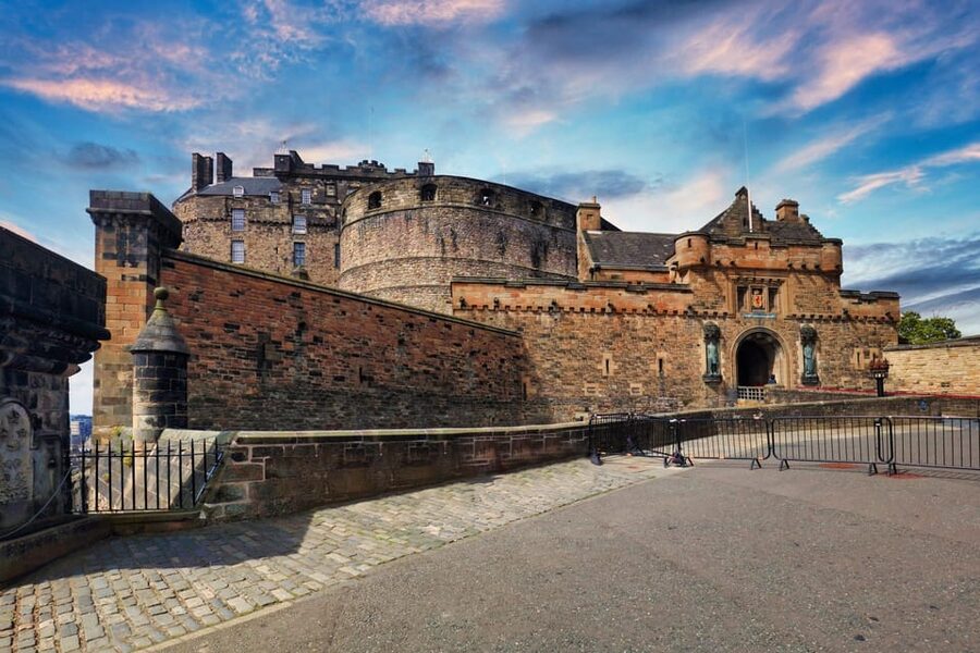 Skip-the-line Edinburgh Castle with Old Town Walking Tour - Starting on the Royal Mile at 82 High Street