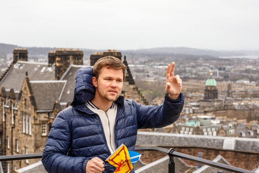 Skip-the-line Edinburgh Castle with Old Town Walking Tour - Guide quality and language choices