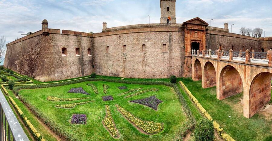 Skip-the-line Montjuïc Castle Tour with a Cable Car Ride - The Military Armor Museum and the castle story