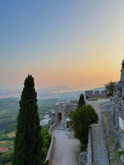 Split: Sunset at Klis Fortress with Sightseeing Bus - Exploring Klis With an Hour of Free Time
