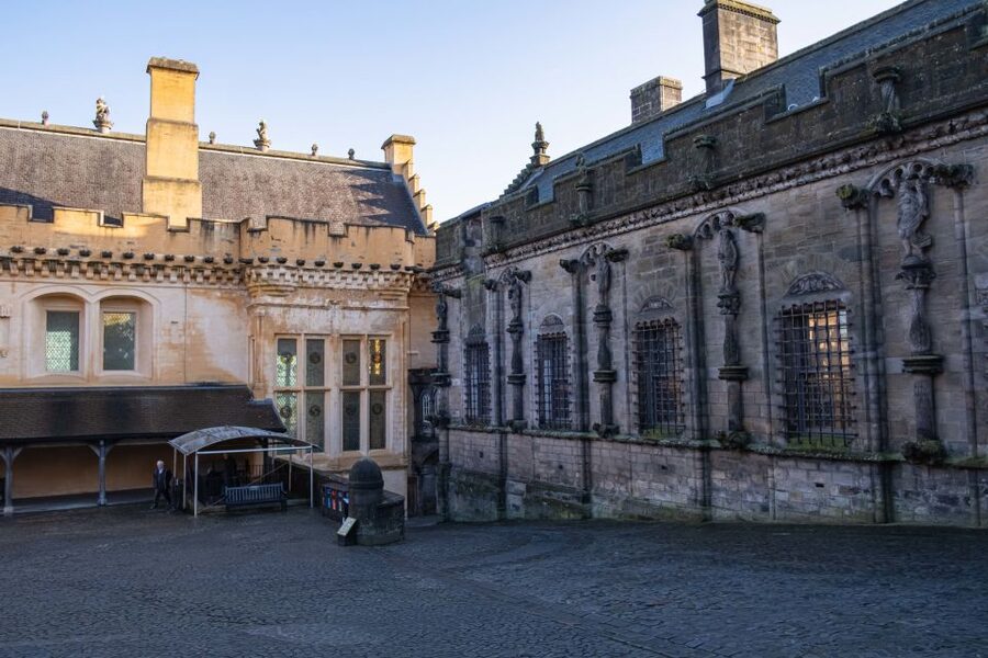 Stirling Castle: Skip-the-Line Guided Tour in Spanish - Weather, bags, and the pace of the visit