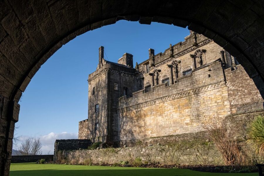 Stirling Castle: Skip-the-Line Guided Tour in Spanish - The royal palace and Britain’s first Renaissance palace