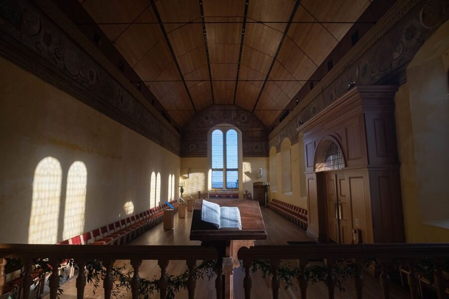 Stirling Castle: Skip-the-Line Guided Tour in Spanish - Knights of the Round Table and castle ghosts
