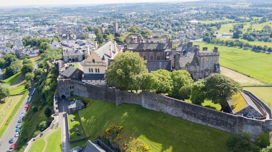 Stirling Castle: Skip-the-Line Guided Tour in Spanish - What the small Spanish group changes