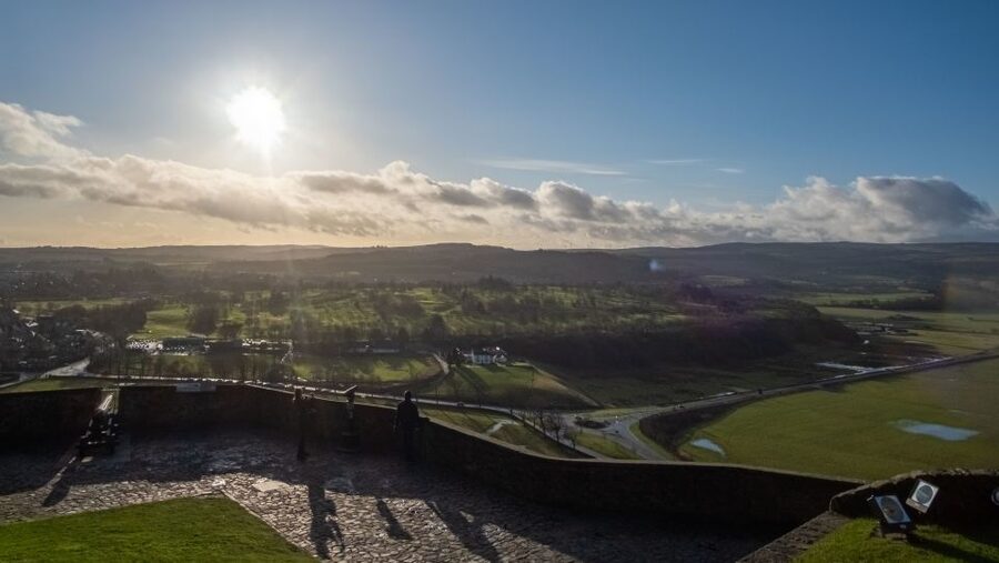 Stirling Castle: Skip-the-Line Guided Tour in Spanish - From the esplanade to the castle interior