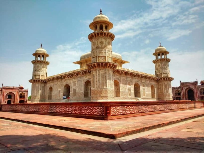 Sunrise Taj Mahal, Agra Fort & Baby Taj Tour (All-Inclusive) - How the guides affect the day