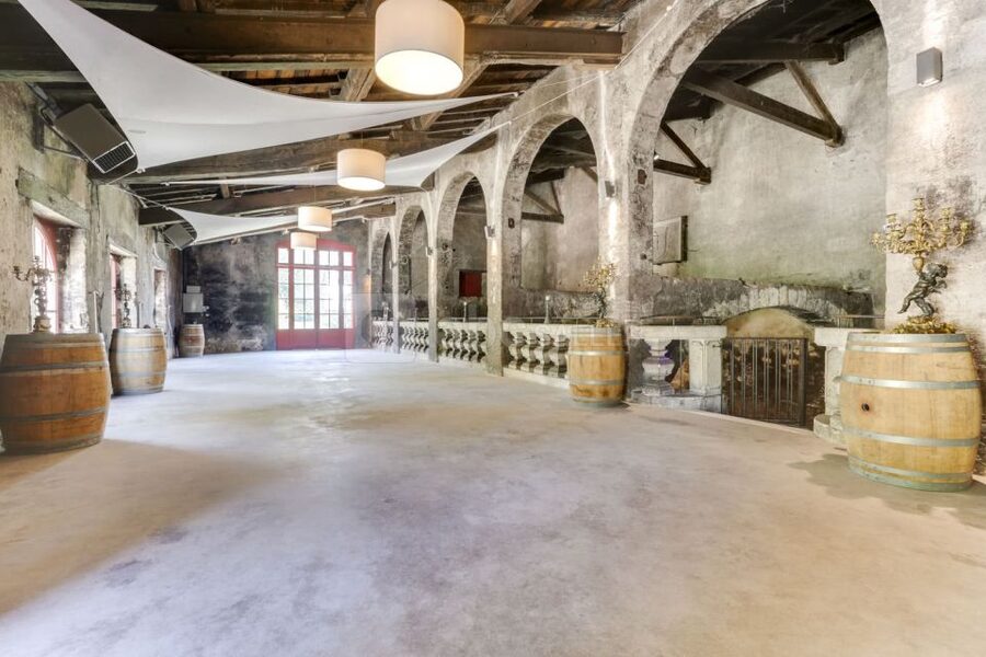 Taillan-Médoc: Château Visit and Wine Tasting in Bordeaux - Entering the historic cellars