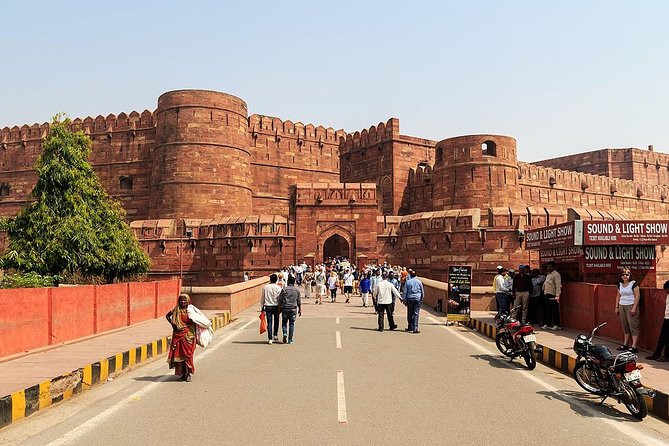 Taj with mausoleum and Agra fort visits : Choose Your Option - Guides, photographs, and the human side of the visit