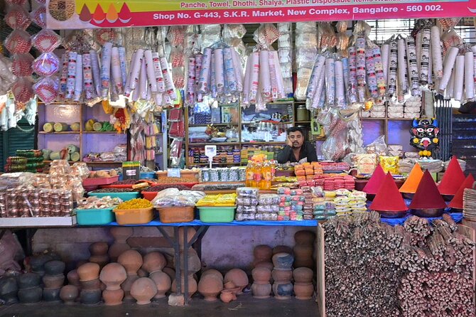 Tipu Palace + Koté Vishnu + Fort + KR Market + Jain Temple = Bengaluru Pété Walk - KR Market, flowers, noise, and real daily work