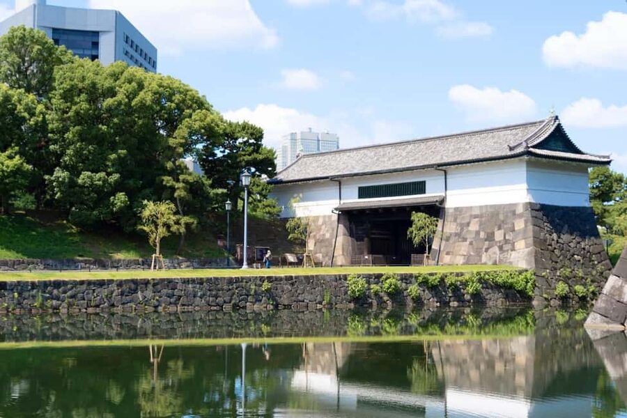 Tokyo: Edo Castle and Imperial Palace Guided Walking Tour - Ote-mon, the San-no Gate ruins, and the guardhouse