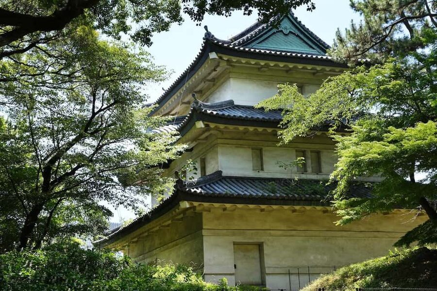 Tokyo: Edo Castle and Imperial Palace Guided Walking Tour - What the historical storytelling adds