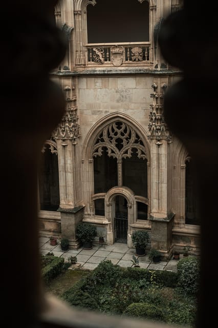 Toledo: Monumentos esenciales: Alcazar, Catedral, Sinagoga - Medieval prisons, swords, and local stories