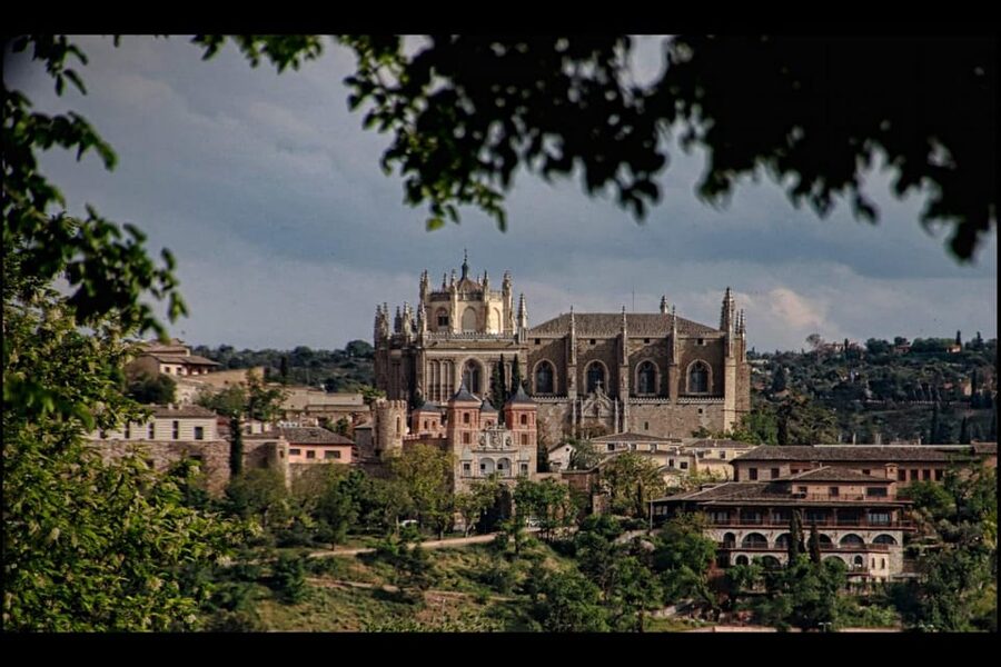 Toledo: Monumentos esenciales: Alcazar, Catedral, Sinagoga - The Jesuit church and its relics