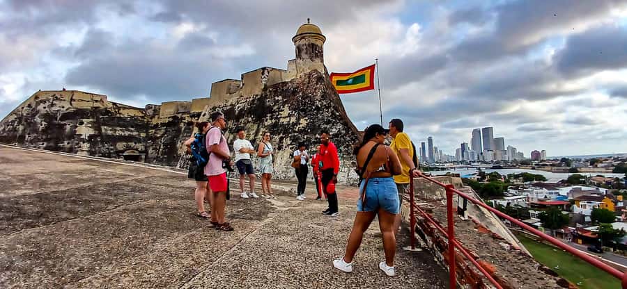 Tour Compartido al Castillo San Felipe de Barajas Cartagena - From Plaza de la Trinidad into Getsemaní